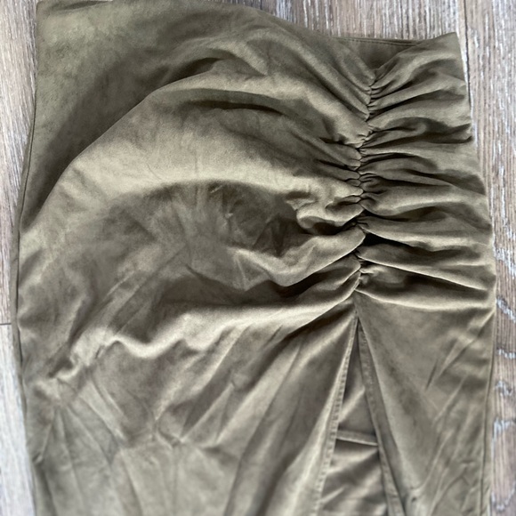 Zara faux suede skirt high slit on leg , rouched side size small - Picture 4 of 4